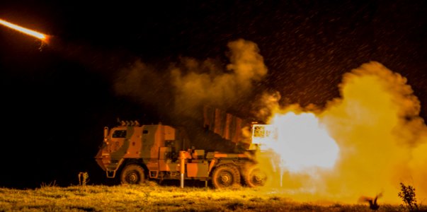 Tiro noturno do Lançador Múltiplo de Foguetes