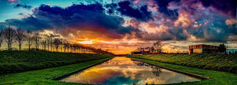 coucher de soleil. sur le canal