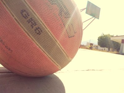 Basquetbol en el atardecer