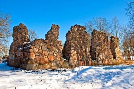 Kyrkoruin vid Husbyborg i Uppland.