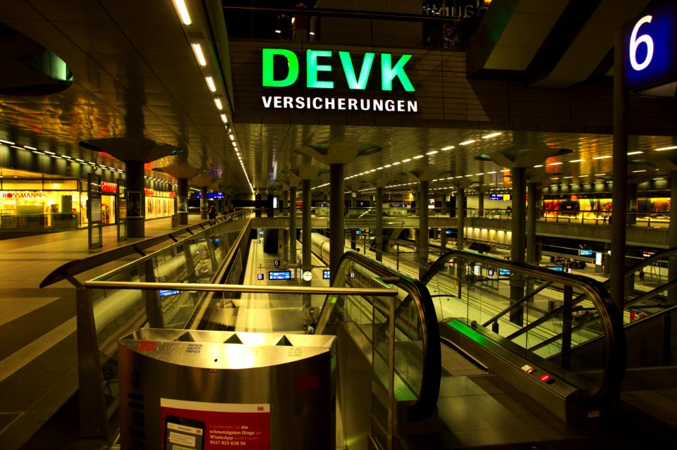 Escalator to Bottom Level, Hauptbahnhof