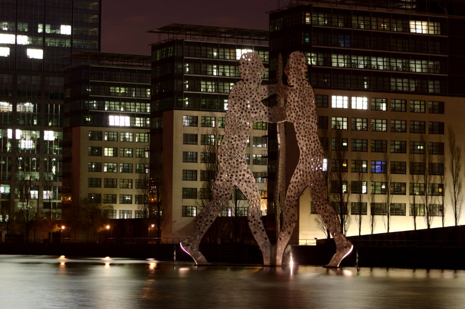Molecule Men and River at Night, Stralauer Allee, Friedrichshain