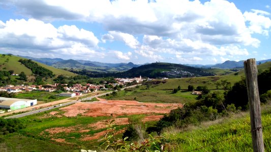 Vista do bairro Beira-Rio e Igreja de Santa Isabel em Piranguinho