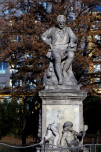 Statue on Senerfelderplatz, Prenzlauer Berg