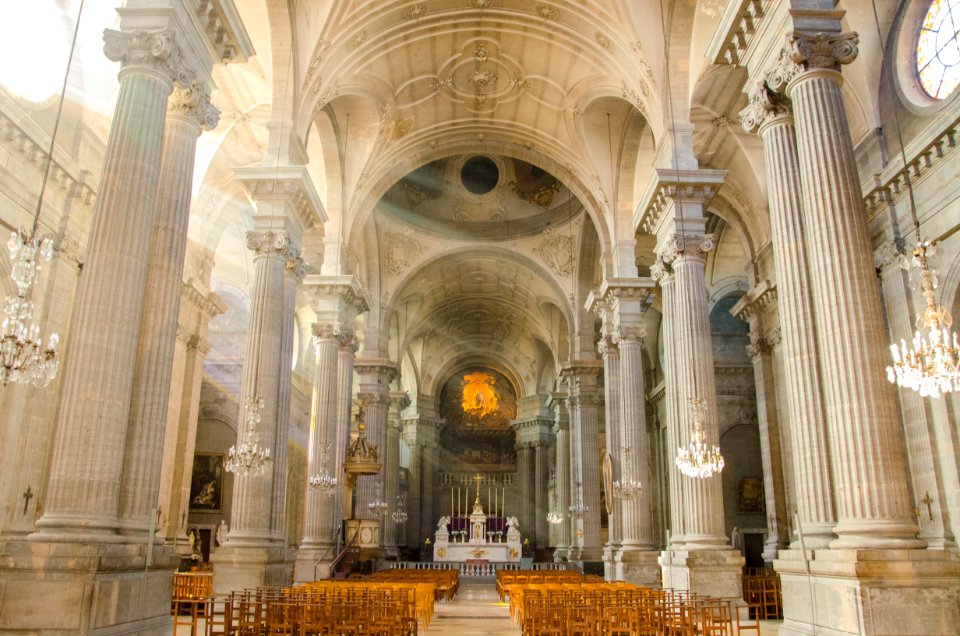 Nef lumineuse de l'Église Sainte-Madeleine de Besançon