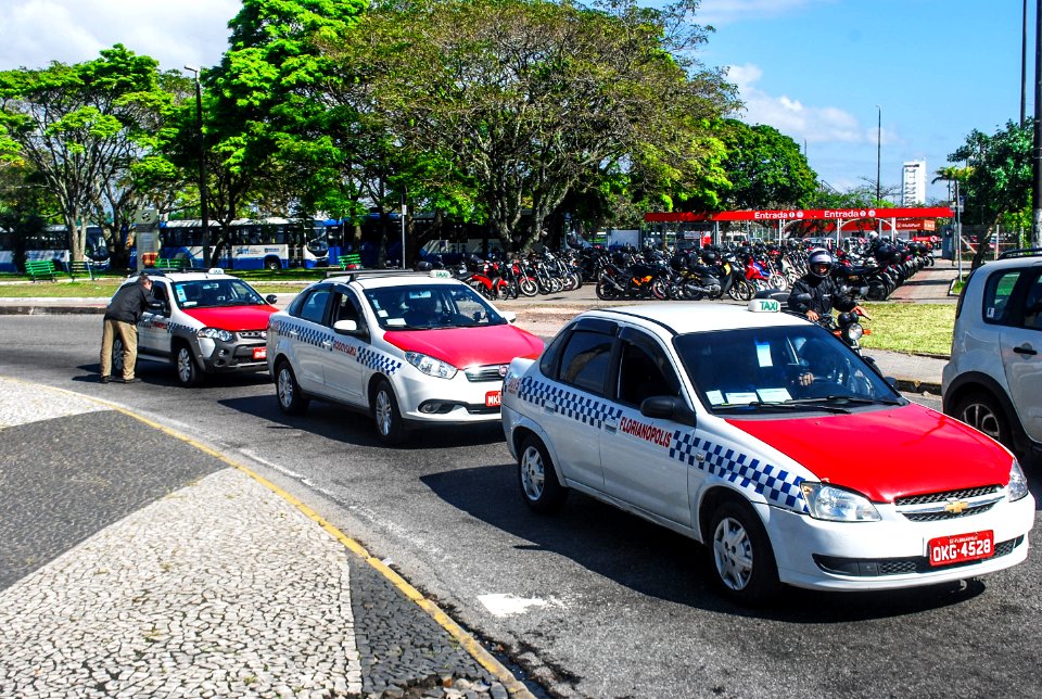 Três táxis no centro de Floripa
