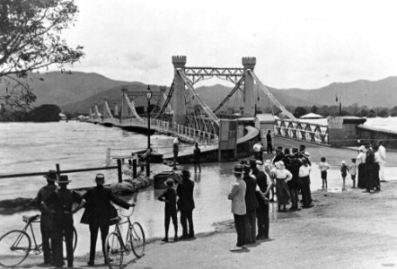 1918. Fitzroy Bridge, Rockhampton, during the 1918 flood.