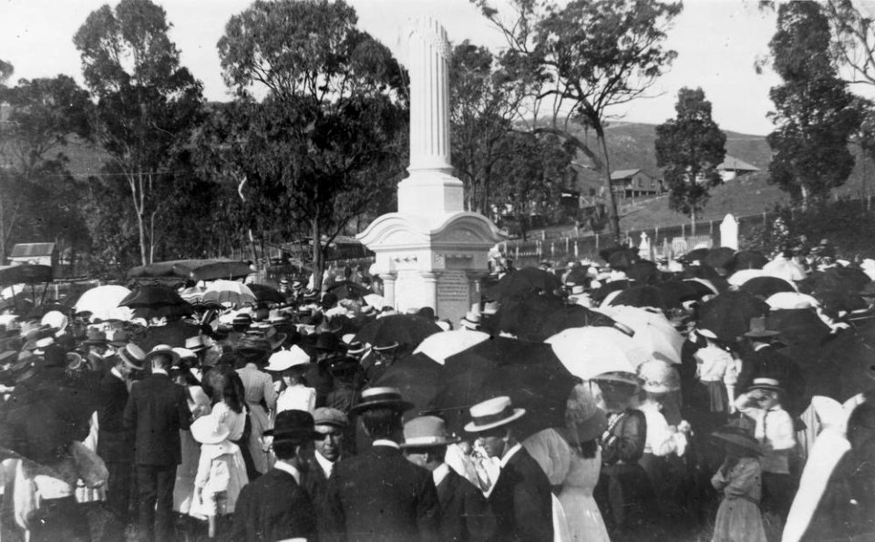 1909. Crowds at the unveiling of Linda Memorial Monument, Mount Morgan Cemetery.