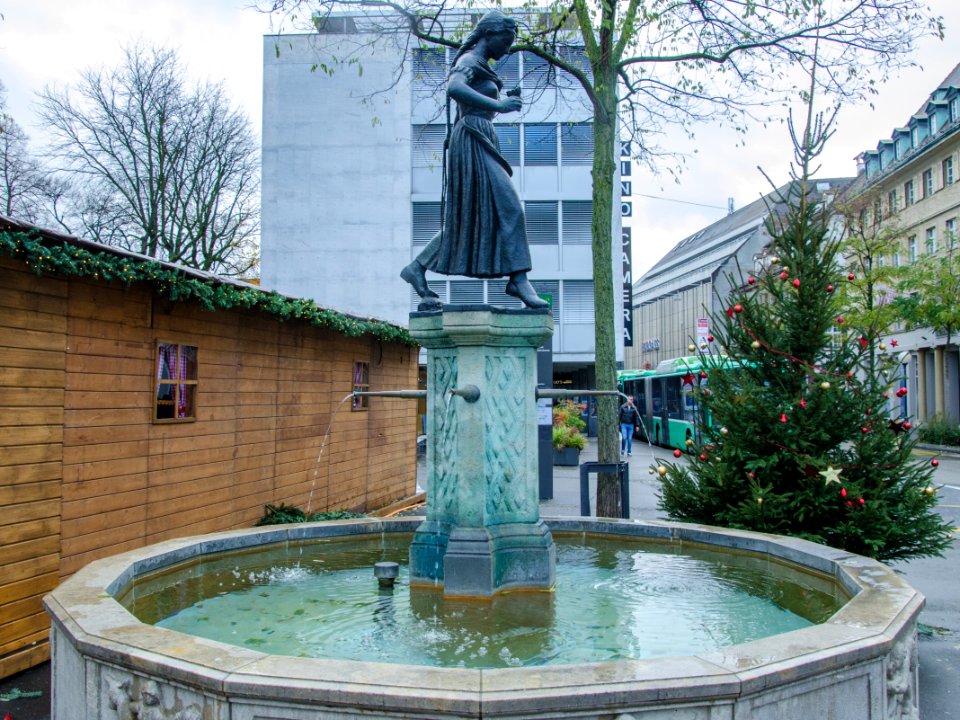 Fontaine Vreneli à Noël / Vreneli-Brunnen zu Weihnachten