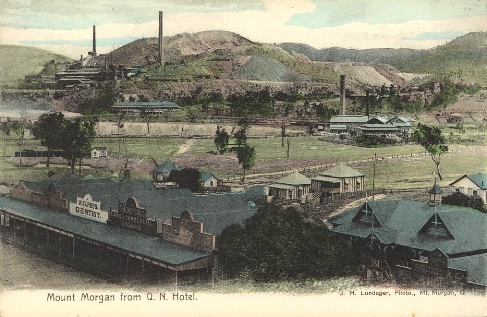 c. 1905. View of the town of Mount Morgan and the mine beyond.