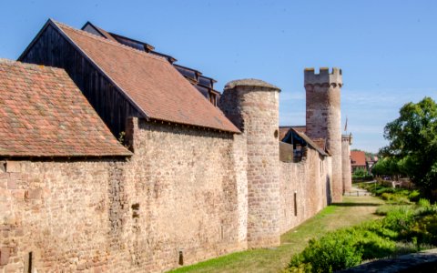La tour du Swal entourée de ses remparts photo