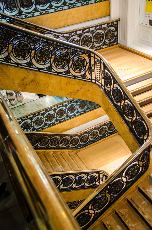 Entrecroisement d'escalier - Galeries Lafayette de Strasbourg #6