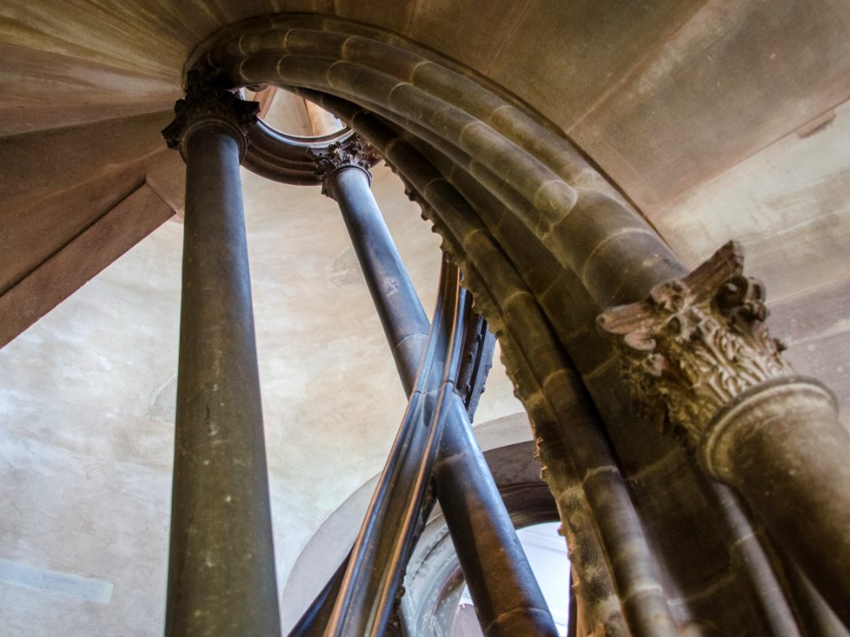 Les colonnes corinthiennes de l'escalier renaissance - Musée de L'Œuvre Notre-Dame