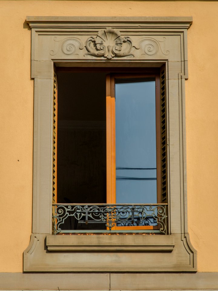 Fenêtre à coquille et volutes