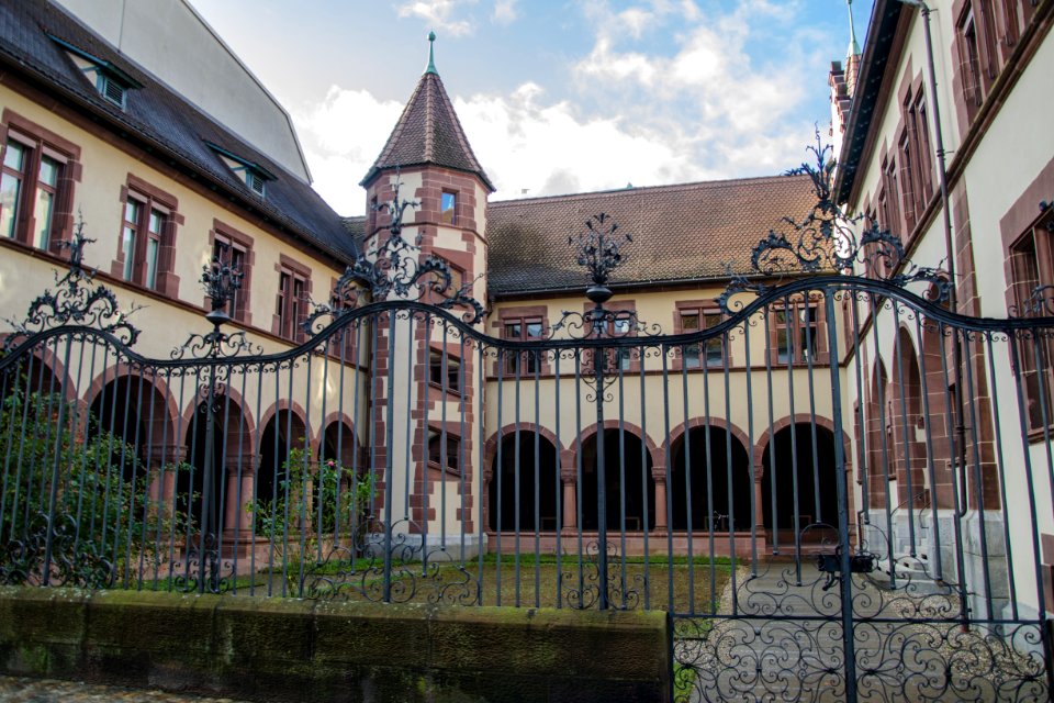 Les Archives d'Etat de la ruelle Saint-Martin - coté colonnade / Das Staatsarchiv in der Martinsgasse - Kolonnadenseite