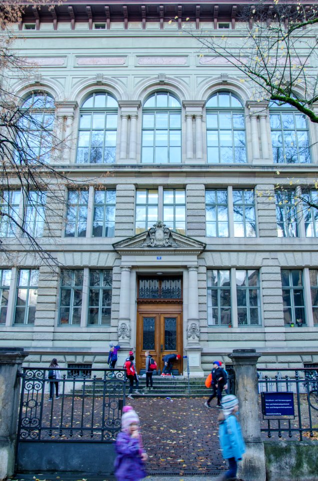 L'école singulière de la colline de la cathédrale / Die einzigartige Schule des Münsterhügels