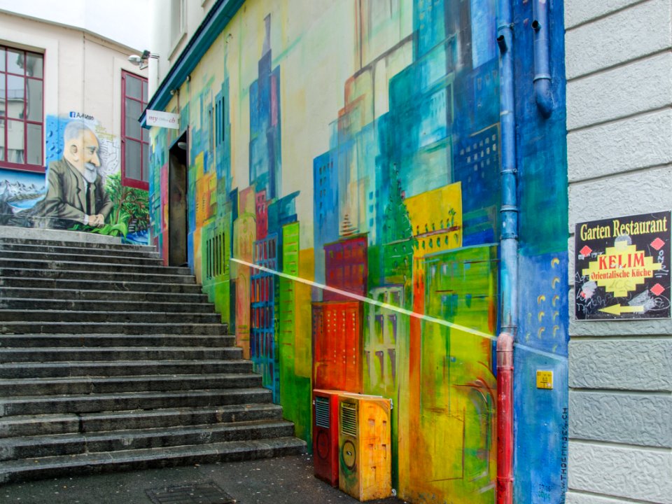 Street-art au détour d'une ruelle : la ruelle du Théâtre / Straßenkunst an einer Gassenbiegung : Theatergässlein