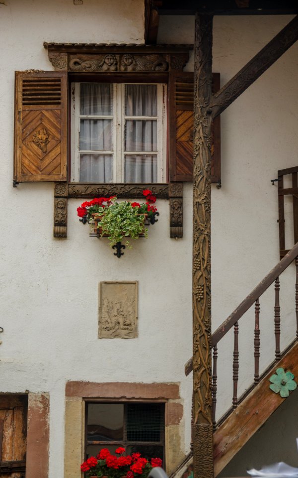 Sculptures diverses du 33 rue principale d'Ottrott