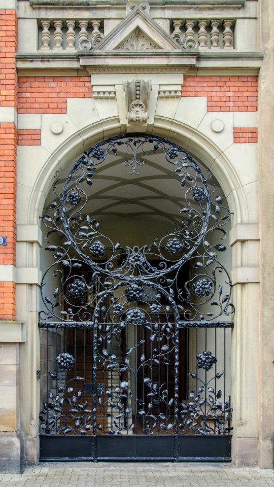 Porte de l'hôtel Mayer (9 quai Koch)