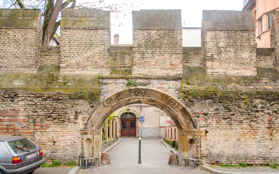 (Fausse) Porte de l'enceinte médiévale de Strasbourg