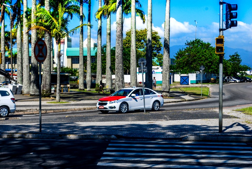 TAXI com Centro de Eventos ao fundo