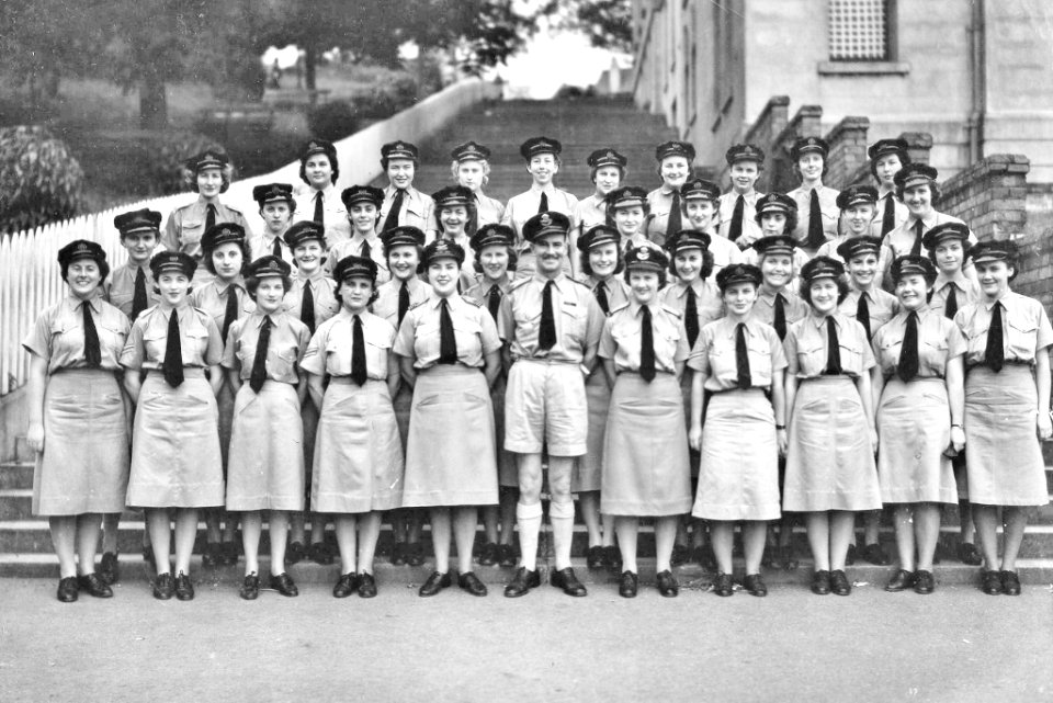 1943. Trades Hall steps, Edward Street, Brisbane. WAAAFs, Brisbane RAAF Command.