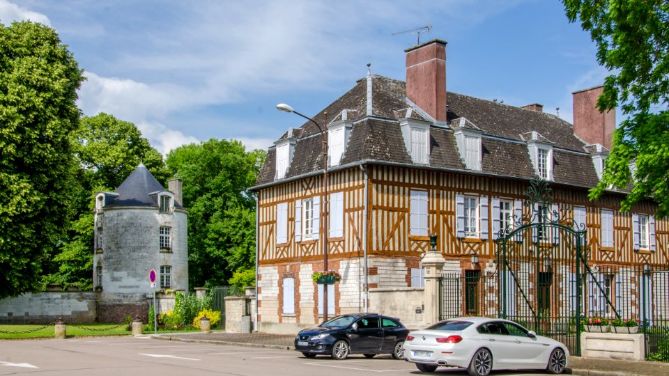 Maison Savouré et tour du Château d'Arcis photo