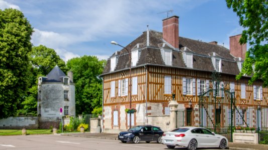 Maison Savouré et tour du Château d'Arcis photo