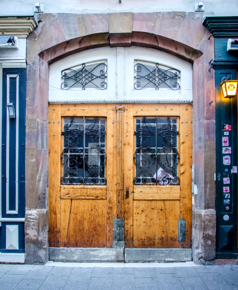 Porte à l'entre-deux de restaurants