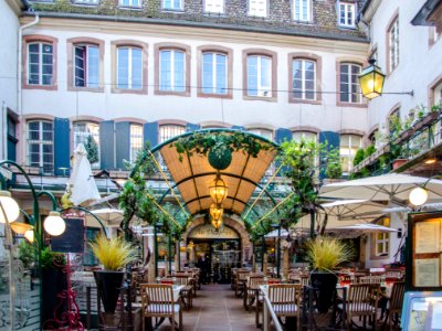 Cour du restaurant Au Dauphin