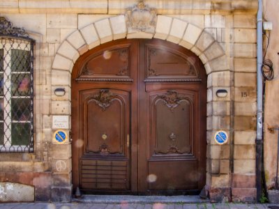 Porte de l'Hôtel de Marabail (feat saletés artistiques de l'objectif) photo