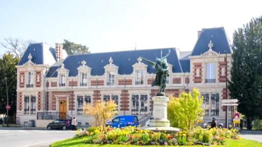 Ancien château du marché et Gloria Victis d'Antonin Mercié