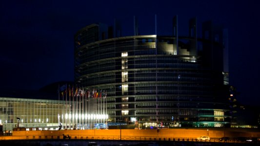 Parlement européen à la nuit tombée photo