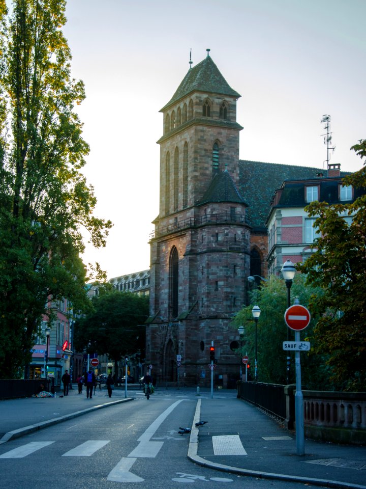Levé de soleil sur l'énorme façade de l'église Catholique Saint-Pierre le-Vieux