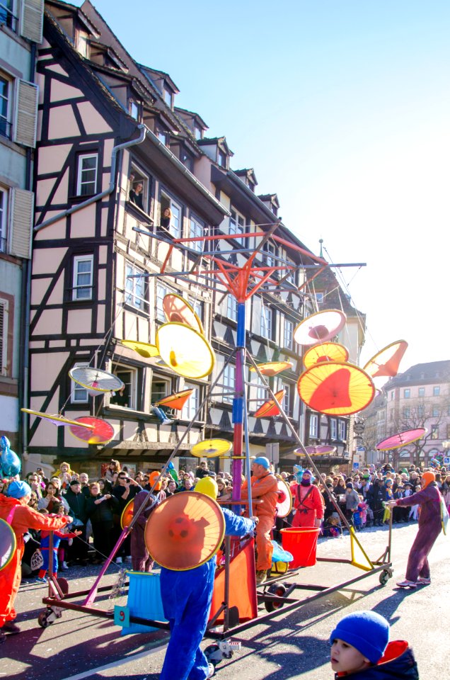 Arbre de roues colorées au Carnaval de Strasbourg