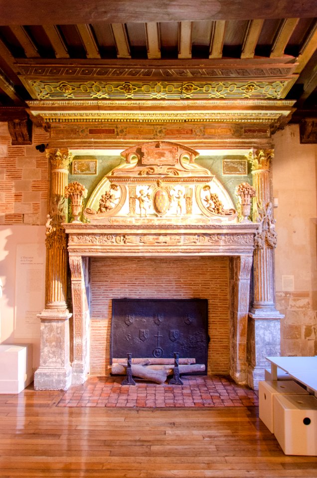 Cheminée Hennequin du Musée de Vauluisant