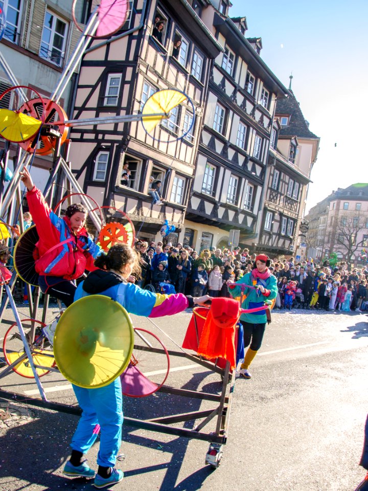 Rotation improvisée du vélo à 12 roues au Carnaval de Strasbourg