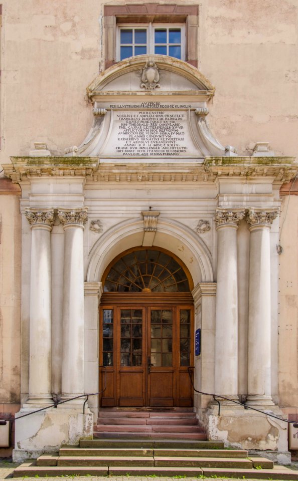 Porte du bâtiment historique de l'Hôpital de Strasbourg
