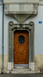 Porte éclectique aux beaux arrondis / Eklektische Tür mit schönen Rundungen photo