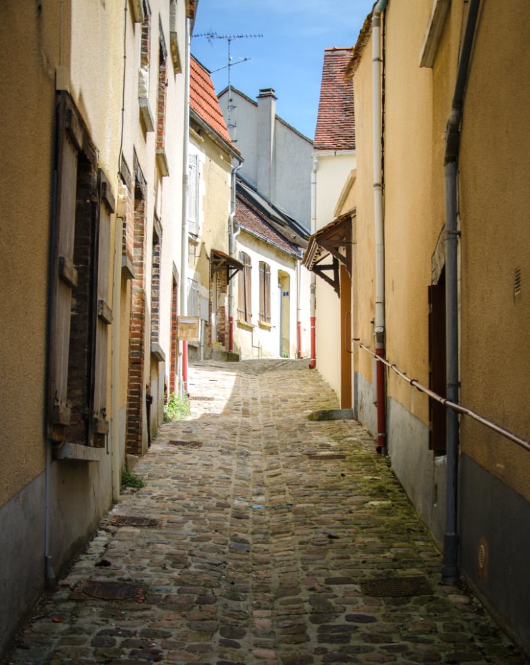 Petite ruelle vallonnée du centre-ville - Saint-Florentin