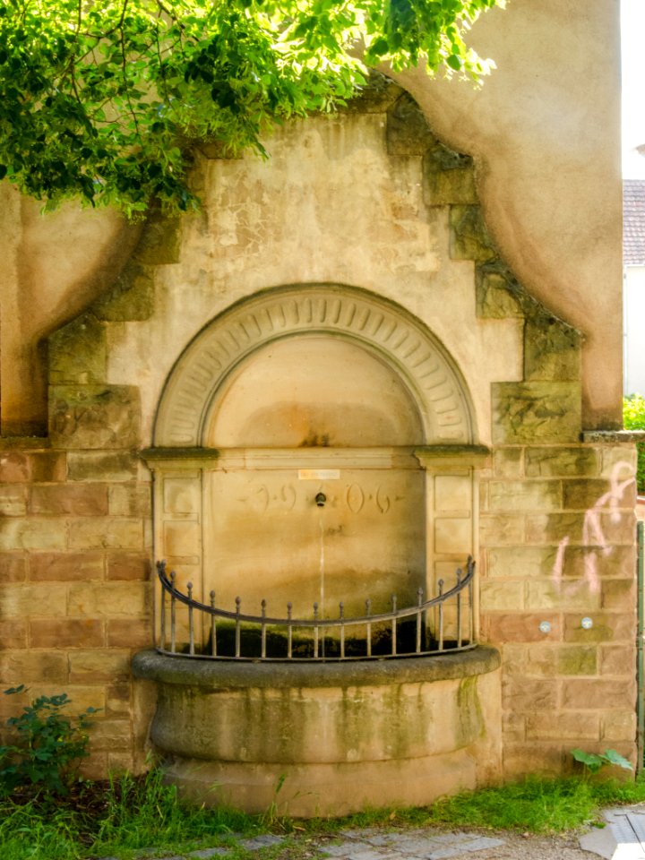 Fontaine orpheline de l'ancienne gare du Neudorf