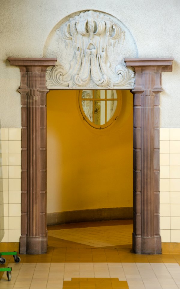 La porte singulière  - Bains municipaux de Strasbourg #4