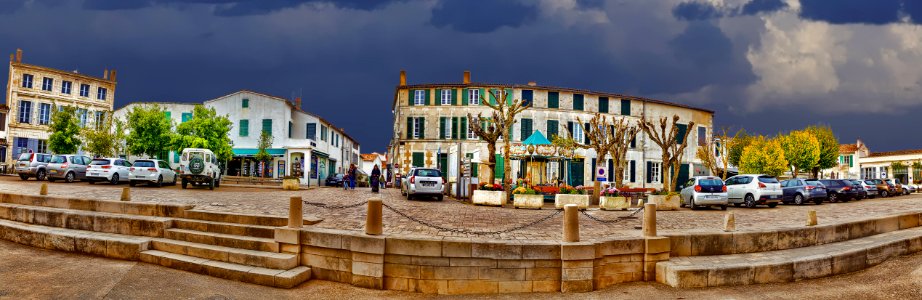 Panoramique de la place d'Ars en Ré