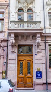 Belle porte d'un cabinet médicale russe
