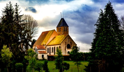 une église dans la campagne