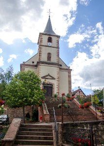 La surplombante église Saints-Simon-et-Jude d'Ottrott