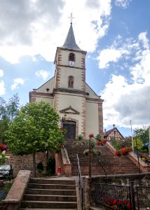 La surplombante église Saints-Simon-et-Jude d'Ottrott photo