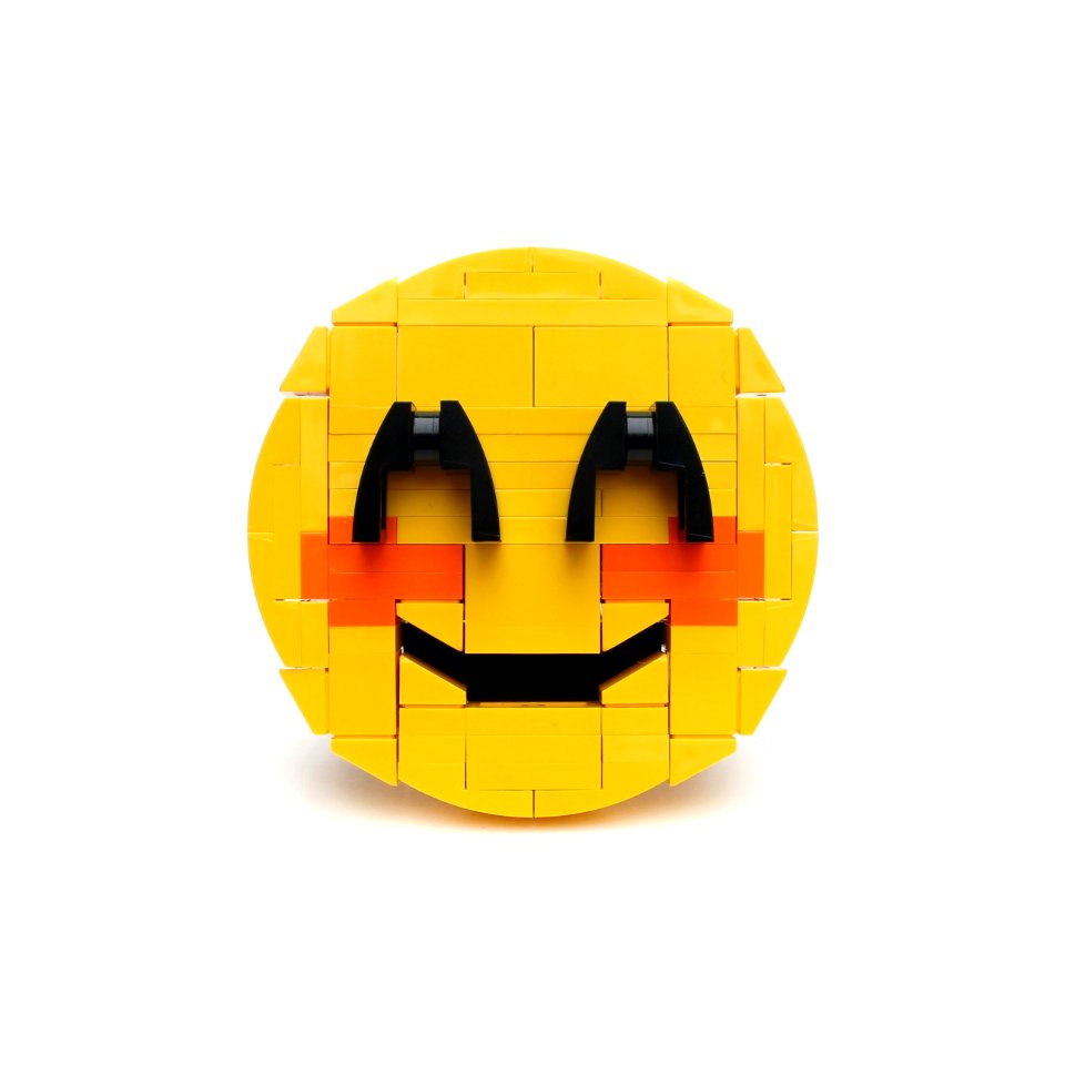 Brick-moji: Smiling face with smiling eyes
