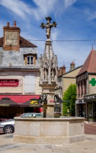 La fontaine aux dragons - Saint-Florentin photo