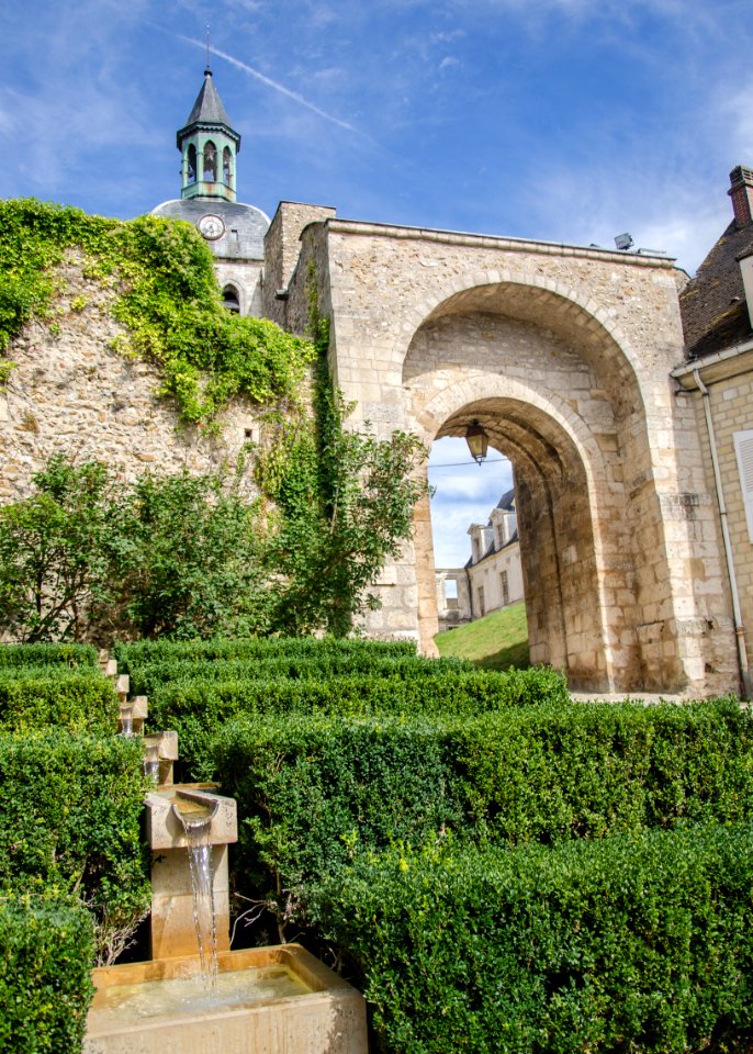 Place Saint-Jean, sa porte et son église - Joigny